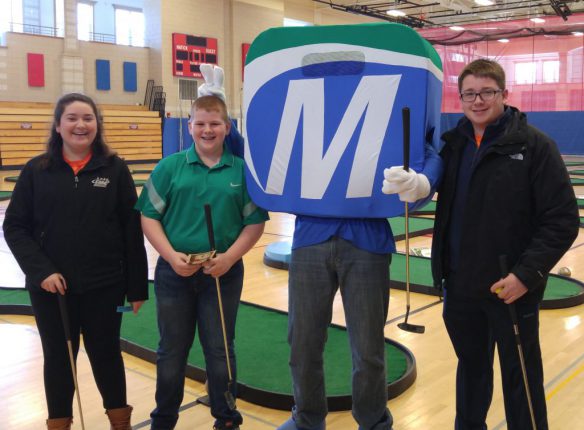 Young golfers with Mo