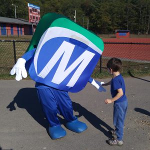 Mo giving a high five to a little boy in a blue shirt